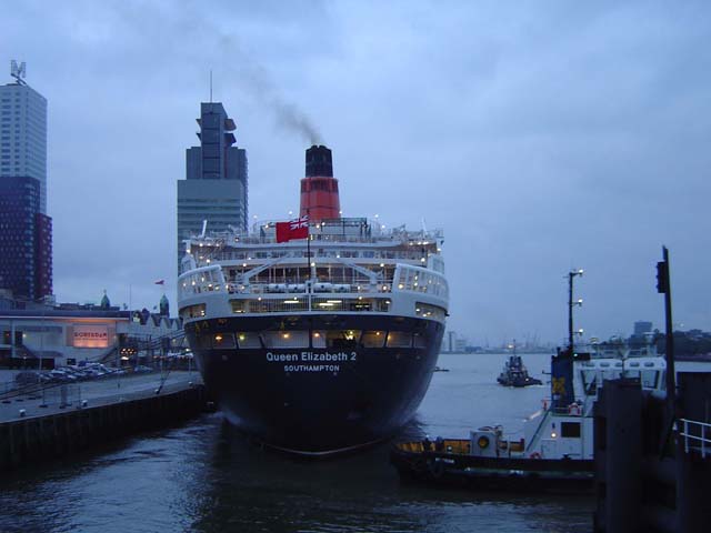 Cruiseschip ms Queen Elizabeth II van Cunard Line aan de Cruise Terminal Rotterdam